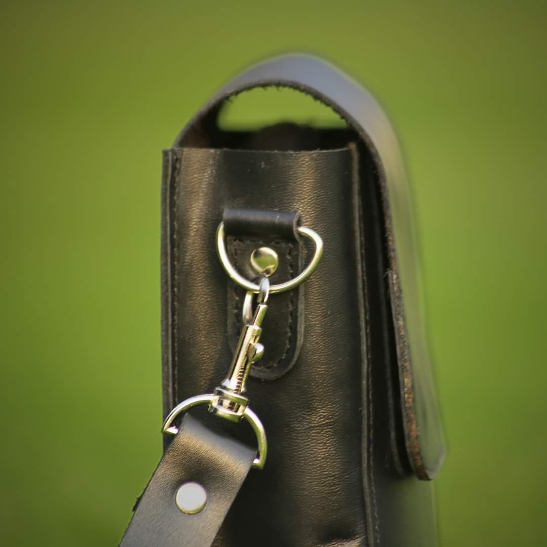 Premium Crafted Unisex Leather Crossbody Bag for Everyday & Travel